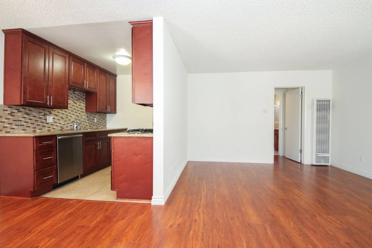 Apartment for rent at 519 N Hayworth Ave, Los Angeles, CA 90048