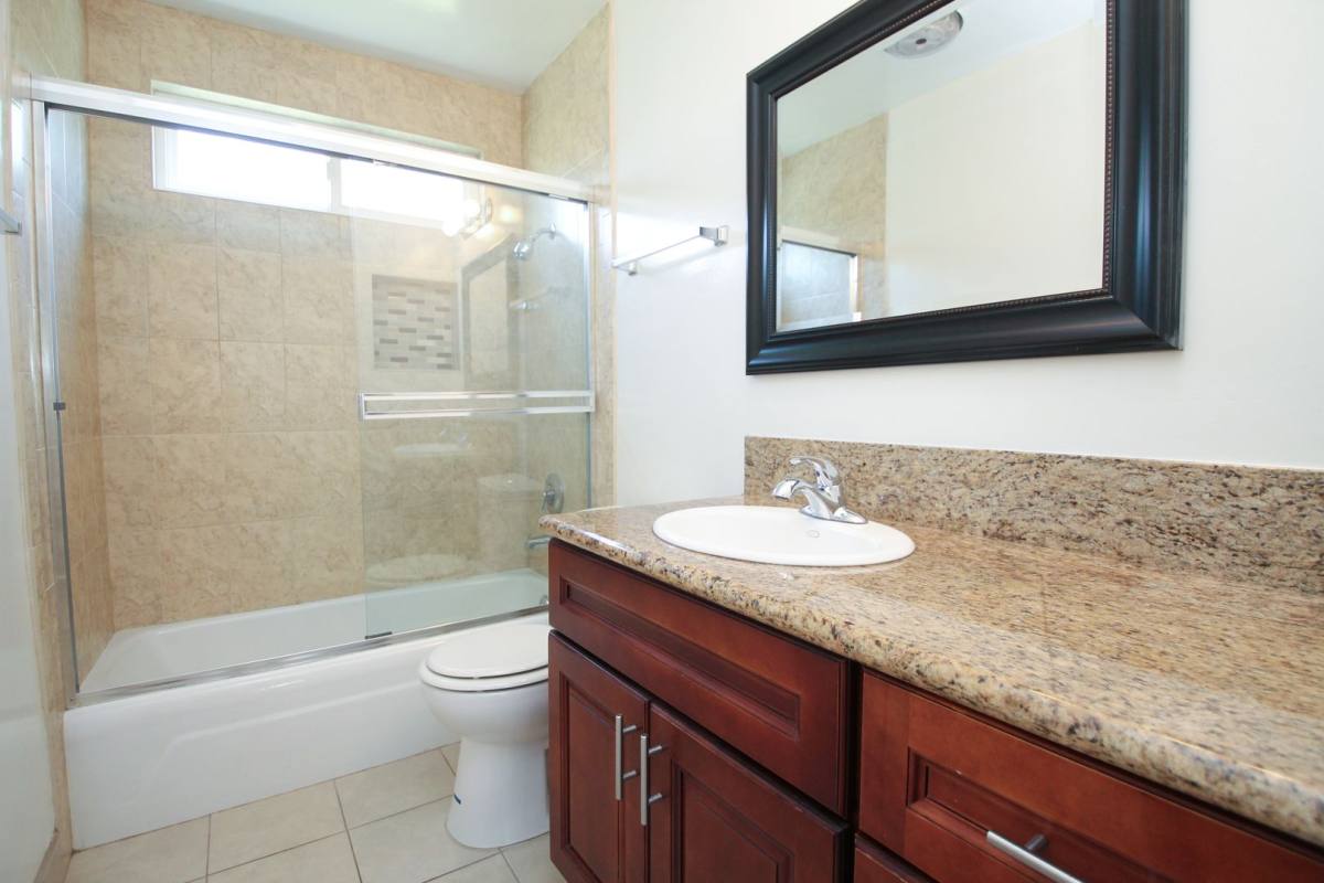 Apartment for rent at 519 N Hayworth Ave, Los Angeles, CA 90048