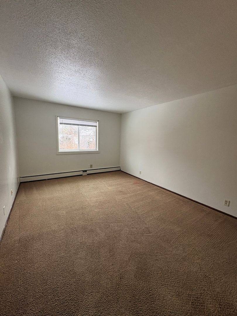 Apartment for rent at 765 Russell Rd, Waterloo, IA 50701
