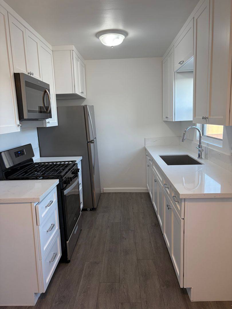 Apartment for rent at 837 - 839 Beach Ave, Inglewood, CA 90302
