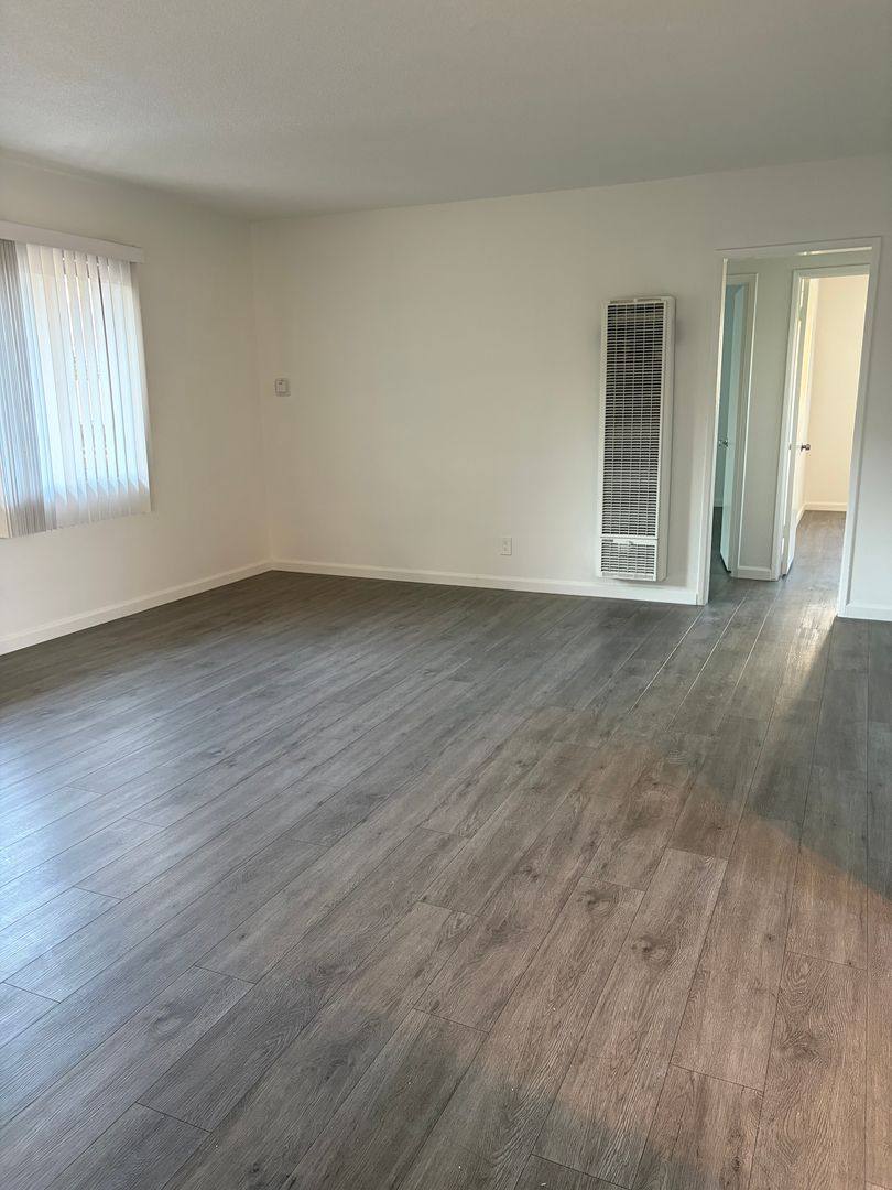 Apartment for rent at 837 - 839 Beach Ave, Inglewood, CA 90302