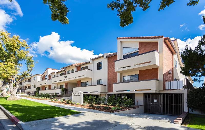 Apartment for rent at 626 E Verdugo Ave #T, Burbank, CA 91501