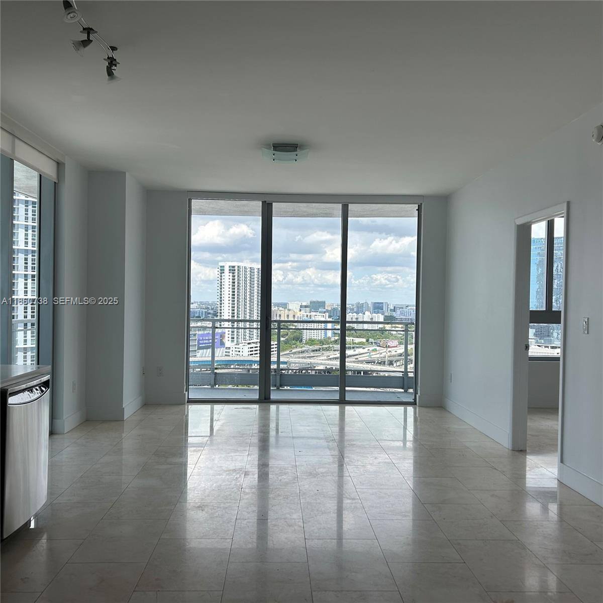 90 SW 3rd St, Miami, FL 33130 - Condo For Rent - Image 4