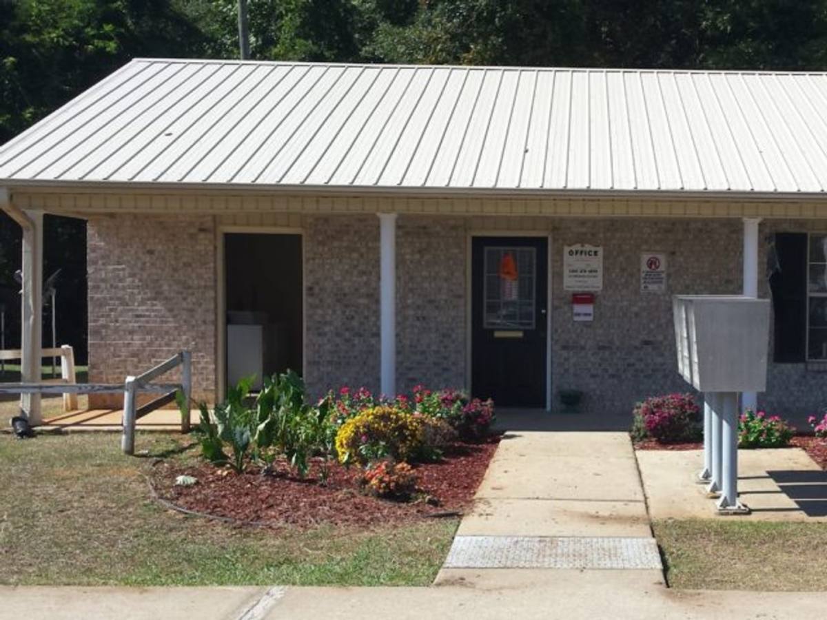 Apartment for rent at 460 W Cobb St, Grove Hill, AL 36451