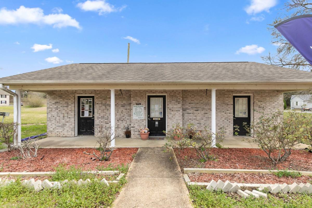 Apartment for rent at 100 Alex Place, Livingston, AL 35470