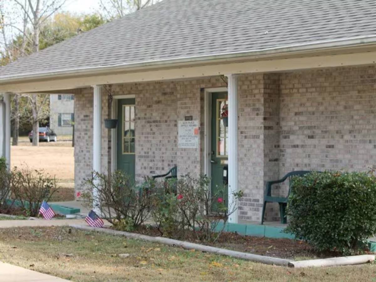 Apartment for rent at 100 Alex Place, Livingston, AL 35470