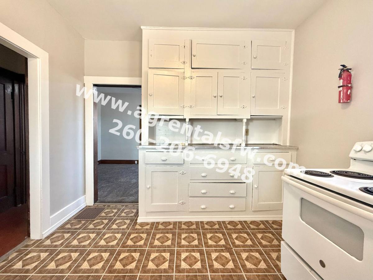 Apartment for rent at 907 Lincoln Ave, Fort Wayne, IN 46807