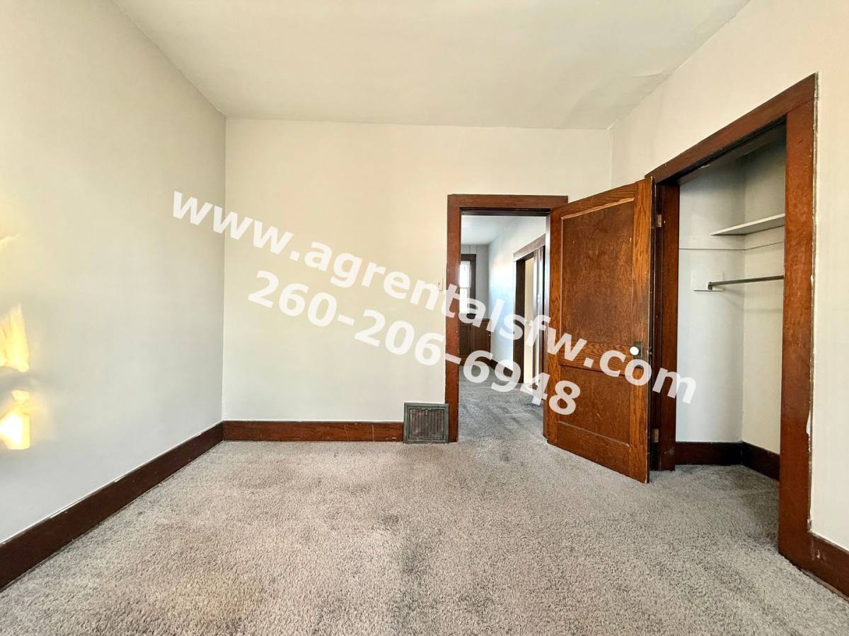 Apartment for rent at 907 Lincoln Ave, Fort Wayne, IN 46807