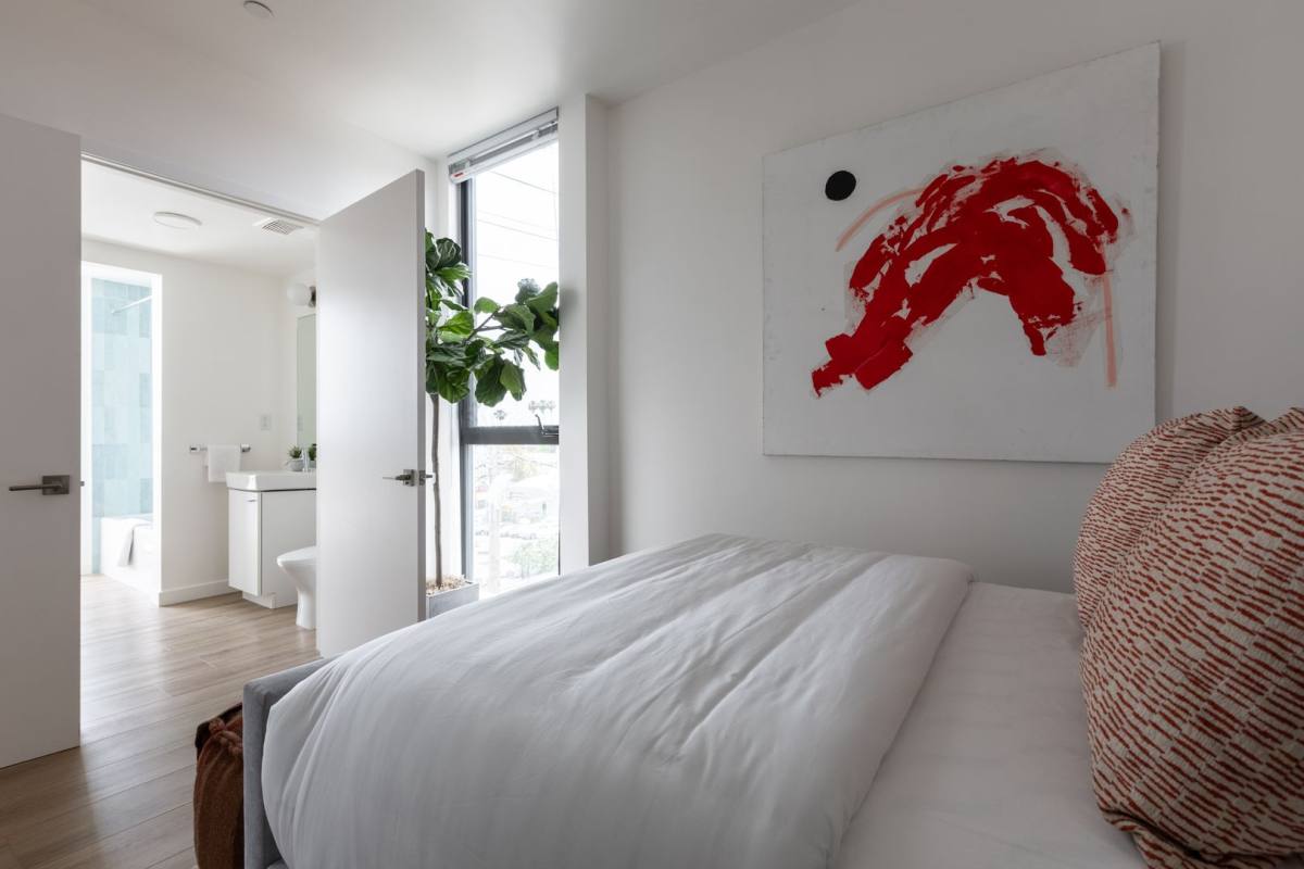 Apartment for rent at 4575 Santa Monica Blvd, Los Angeles, CA 90029