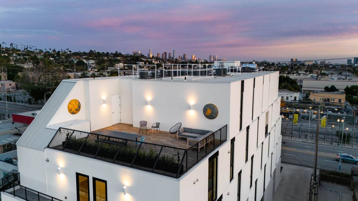 Apartment for rent at 4575 Santa Monica Blvd, Los Angeles, CA 90029