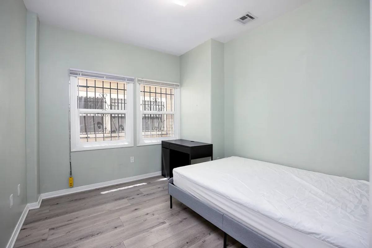 Apartment for rent at 1220 W 27th St, Los Angeles, CA 90007