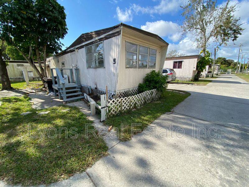Apartment for rent at 4900 Tice St #5, Fort Myers, FL 33905