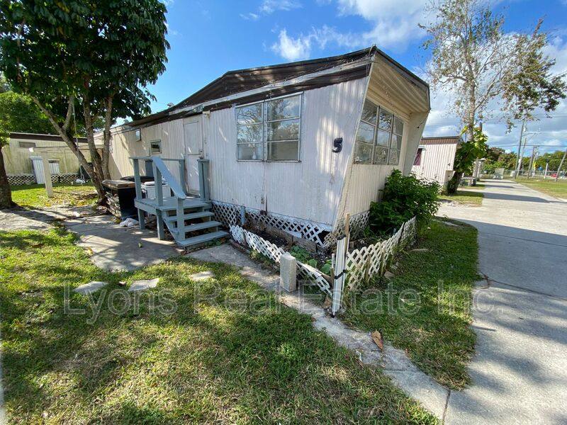 Apartment for rent at 4900 Tice St #5, Fort Myers, FL 33905
