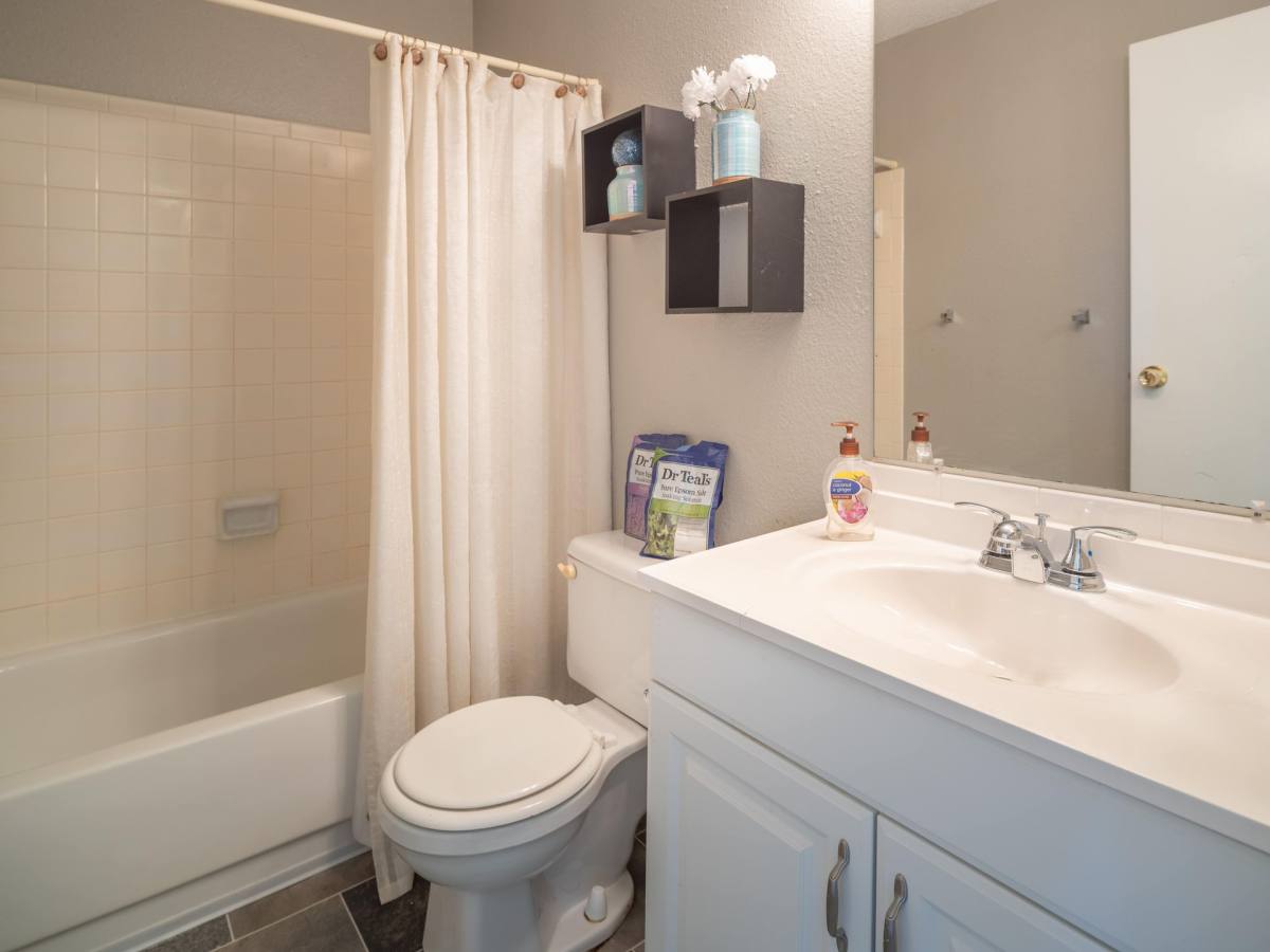 Townhouse for rent at 616 NE 38th St, Kansas City, MO 64116