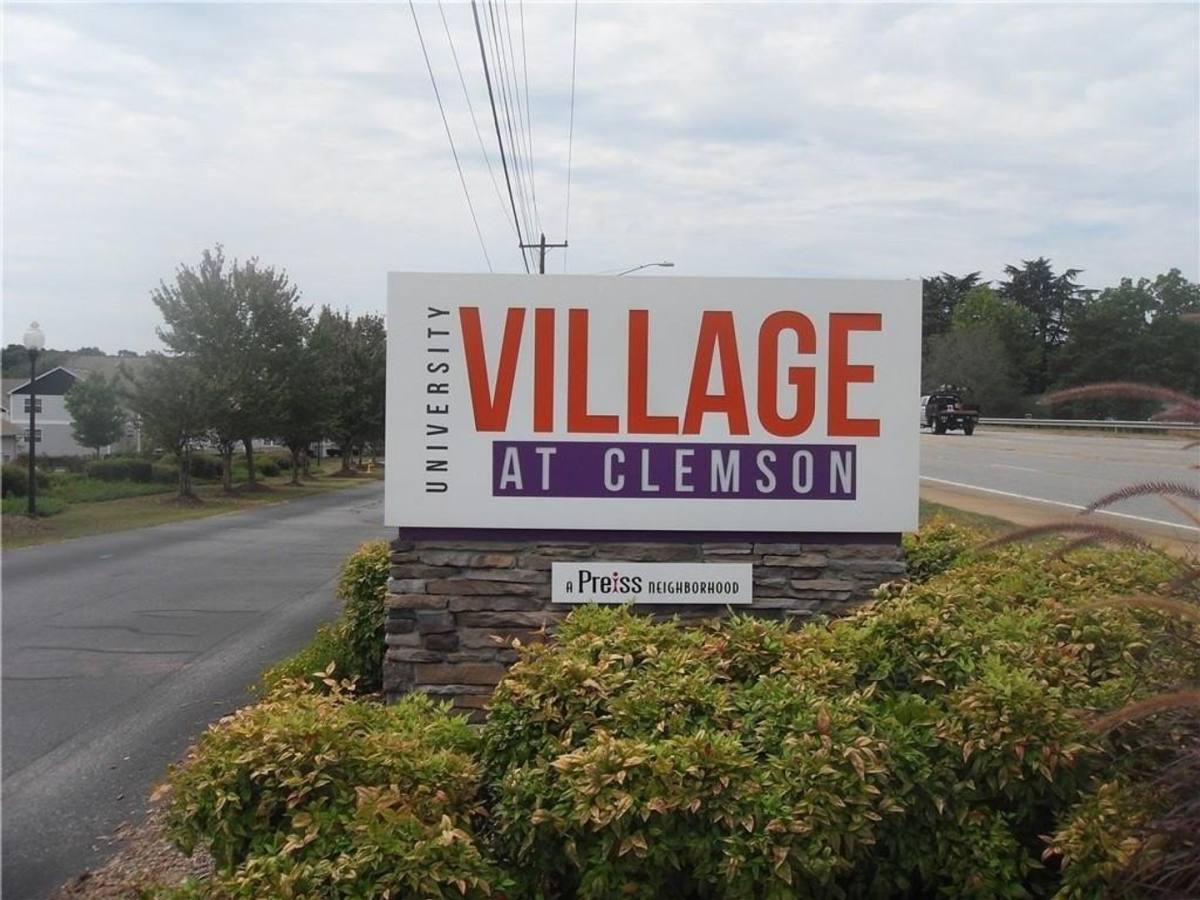 Apartment for rent at 142-B University Village Dr, Central, SC 29630