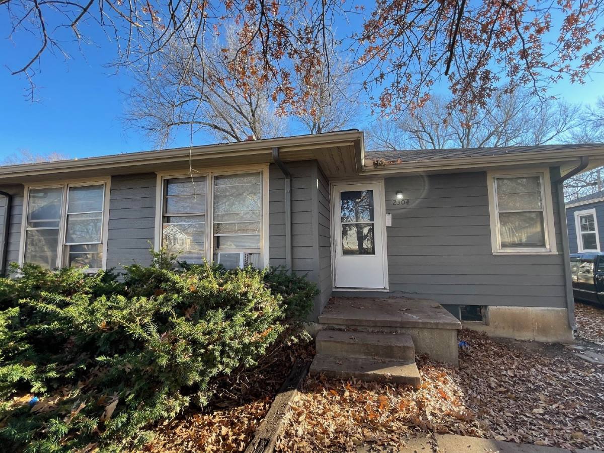 Townhouse for rent at 2304 S Broadview St, Wichita, KS 67218