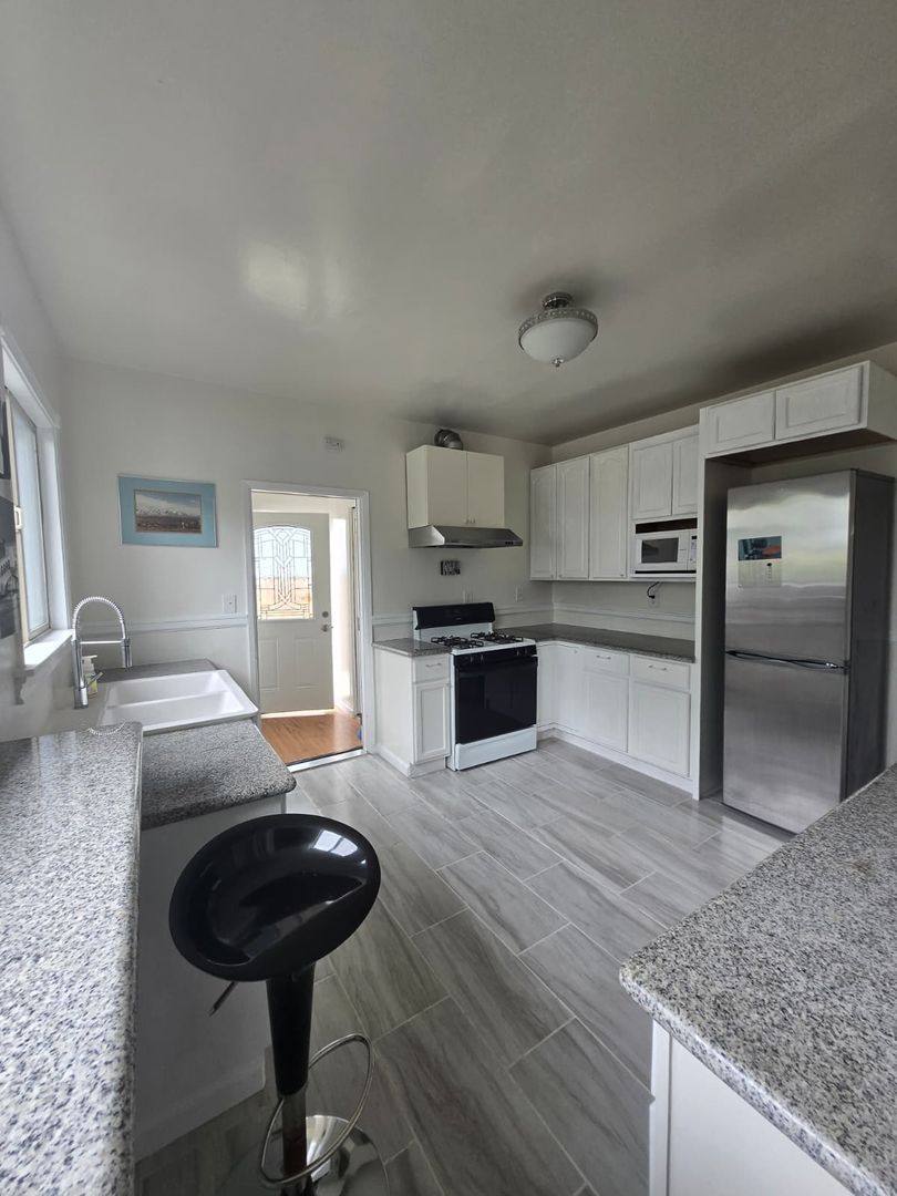 Apartment for rent at 1302 E 19th St, Oakland, CA 94606