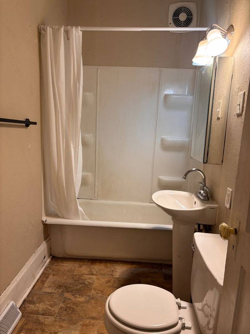 Apartment for rent at 238 - 240 N Oakland, Green Bay, WI 54303