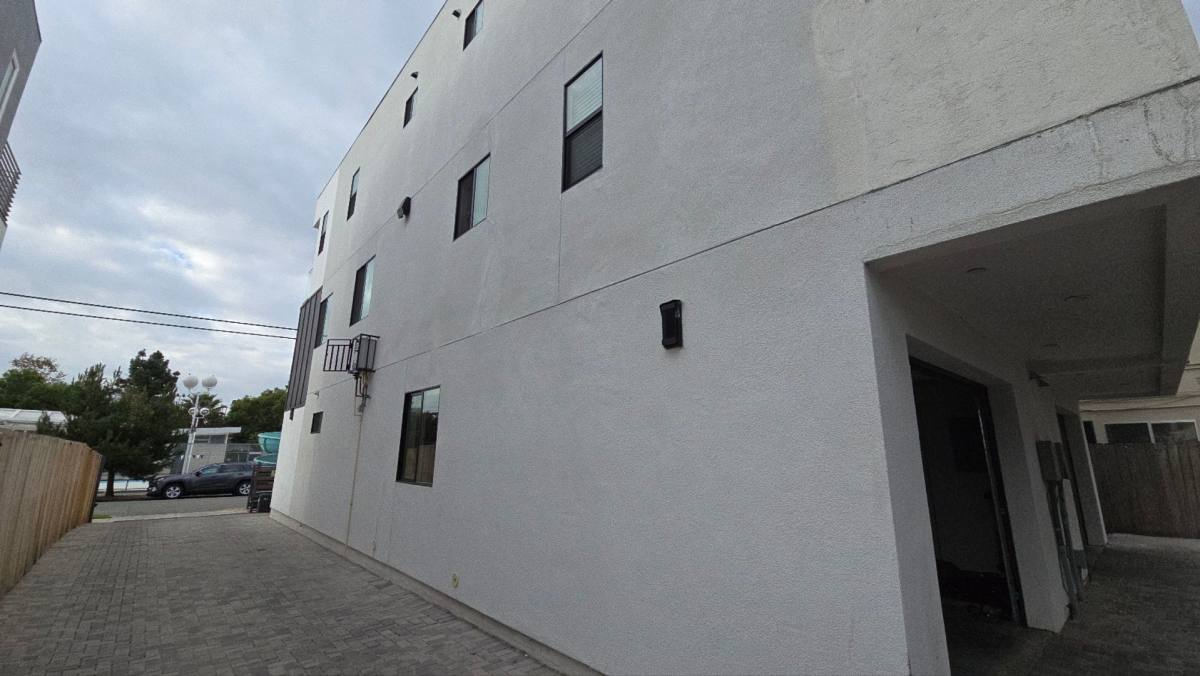 Apartment for rent at 6417 Lexington Ave, Los Angeles, CA 90038