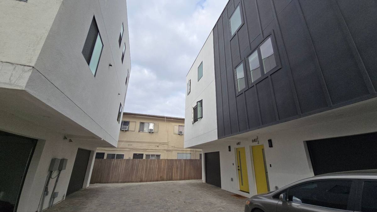 Apartment for rent at 6417 Lexington Ave, Los Angeles, CA 90038
