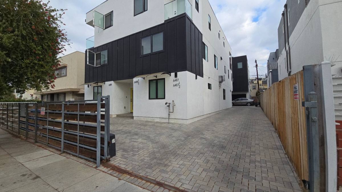 Apartment for rent at 6417 Lexington Ave, Los Angeles, CA 90038