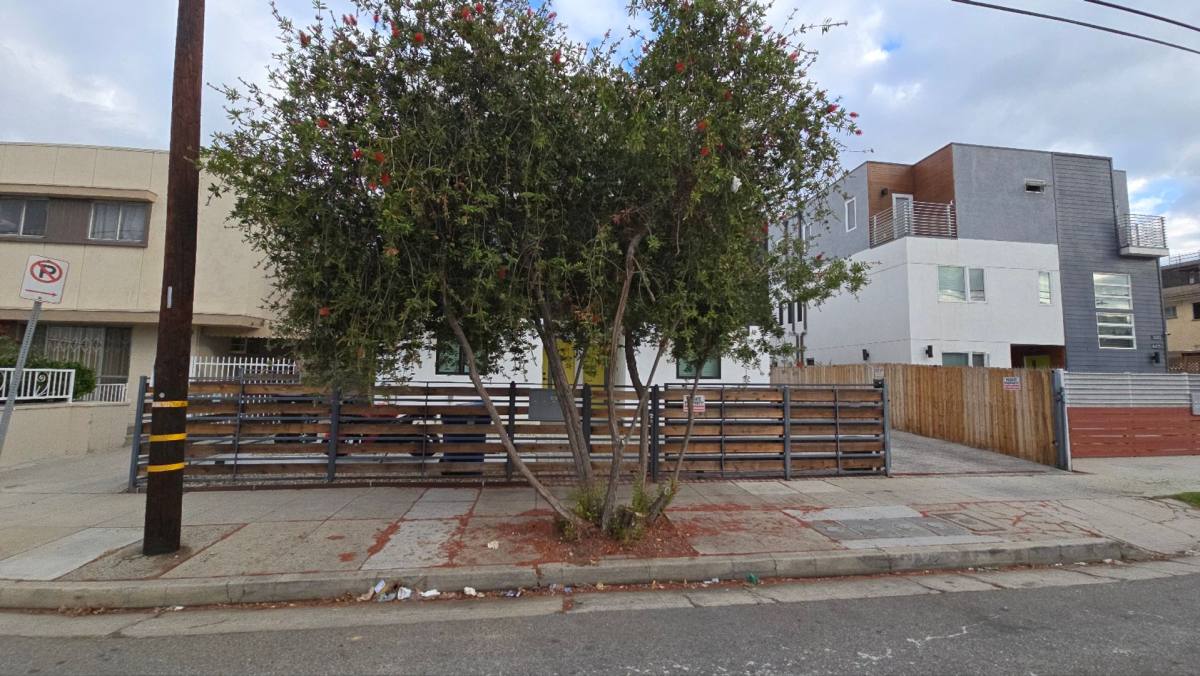 Apartment for rent at 6417 Lexington Ave, Los Angeles, CA 90038