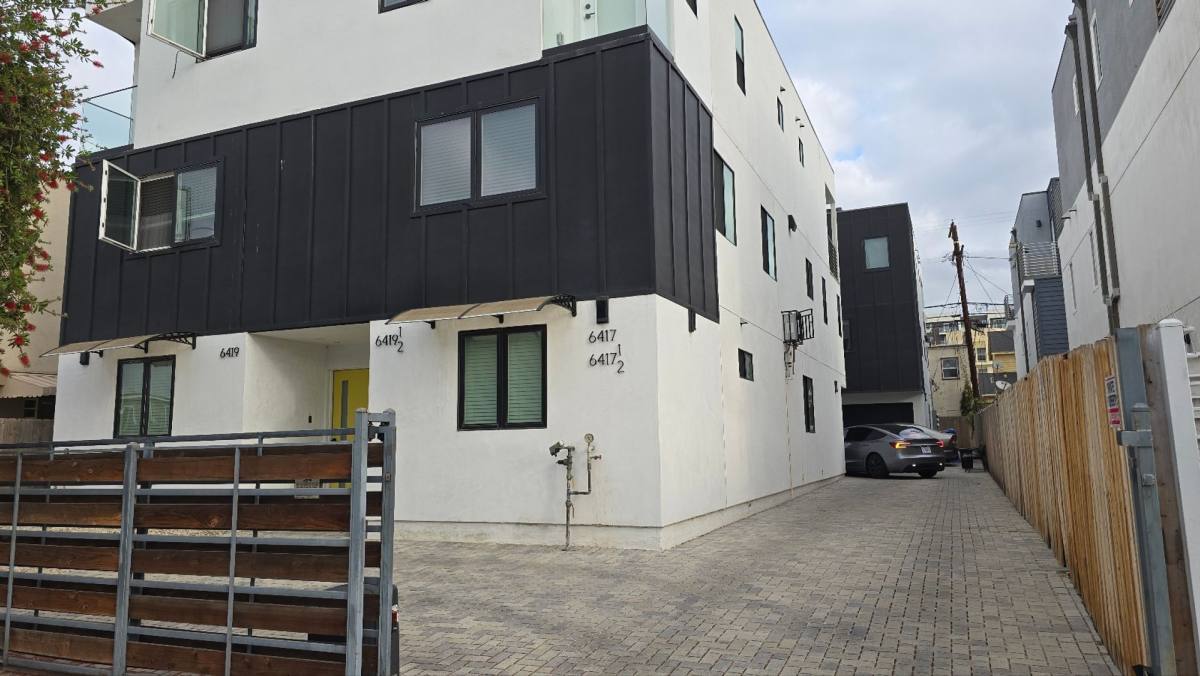Apartment for rent at 6417 Lexington Ave, Los Angeles, CA 90038