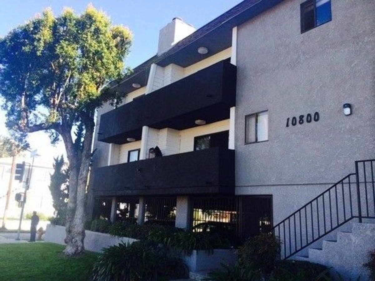 Apartment for rent at 10800 Palms Blvd, Los Angeles, CA 90034