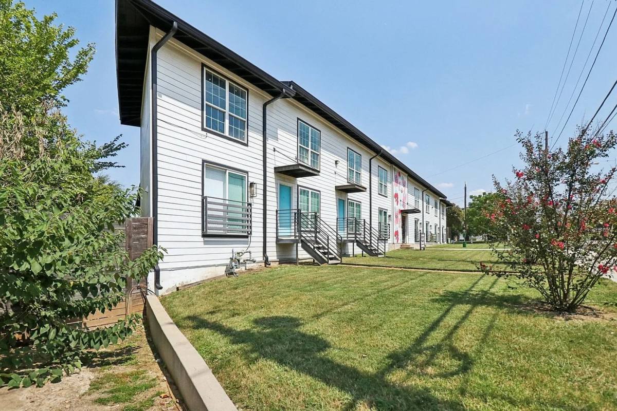 Apartment for rent at 321 E 8th St, Dallas, TX 75203