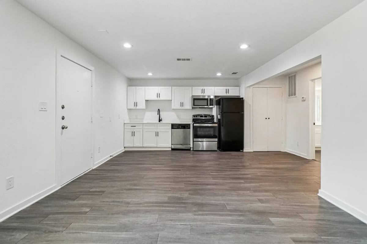 Apartment for rent at 321 E 8th St, Dallas, TX 75203