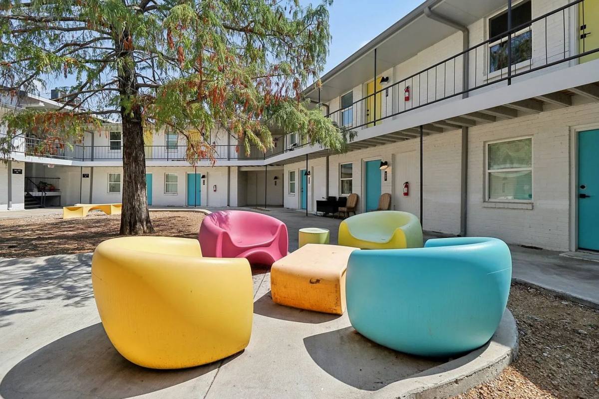 Apartment for rent at 321 E 8th St, Dallas, TX 75203
