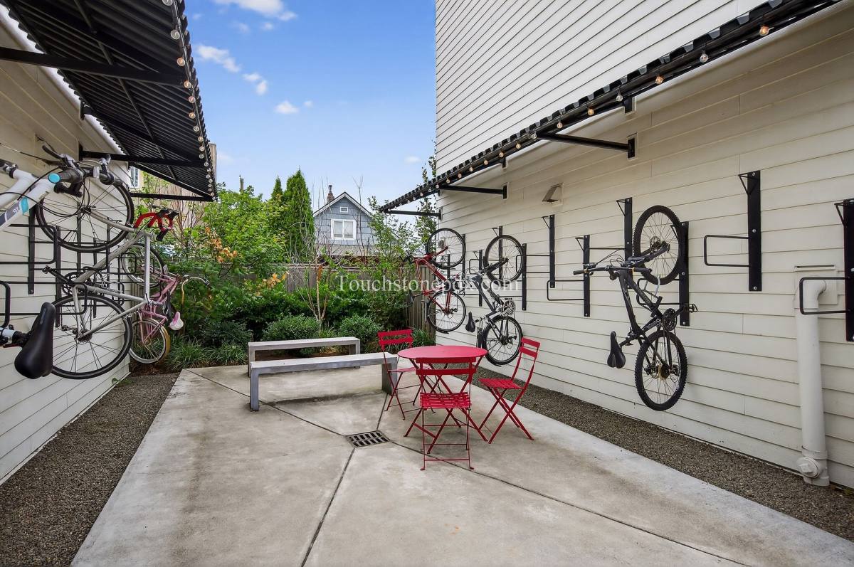 Apartment for rent at 5635 NE Glisan St, Portland, OR 97213