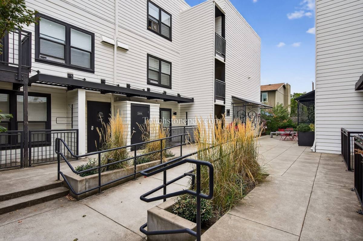 Apartment for rent at 5635 NE Glisan St, Portland, OR 97213