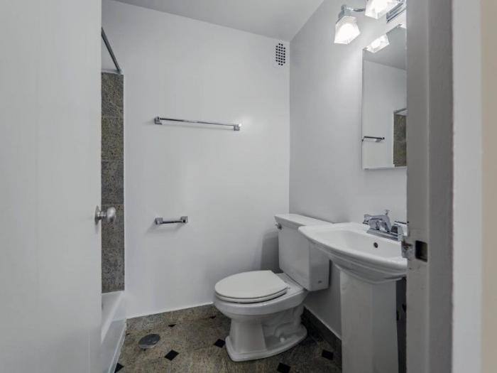 Apartment for rent at 2933 N Sheridan Rd, Chicago, IL 60657