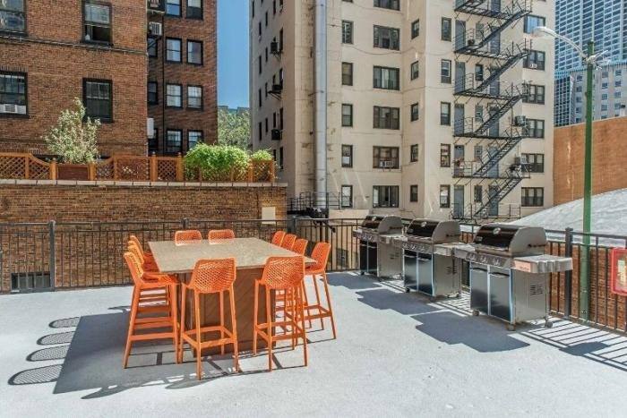 Apartment for rent at 2933 N Sheridan Rd, Chicago, IL 60657