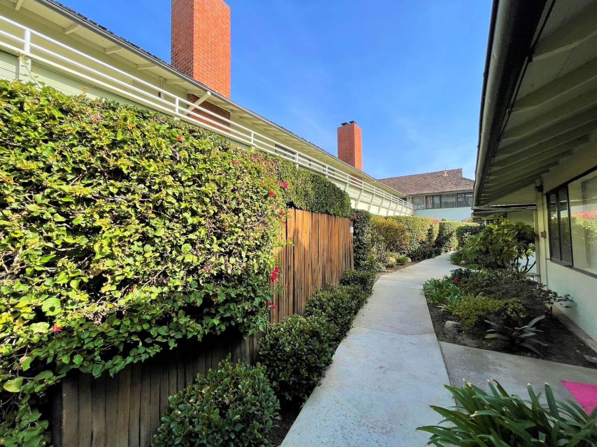 Apartment for rent at 305 E California Blvd, Pasadena, CA 91106
