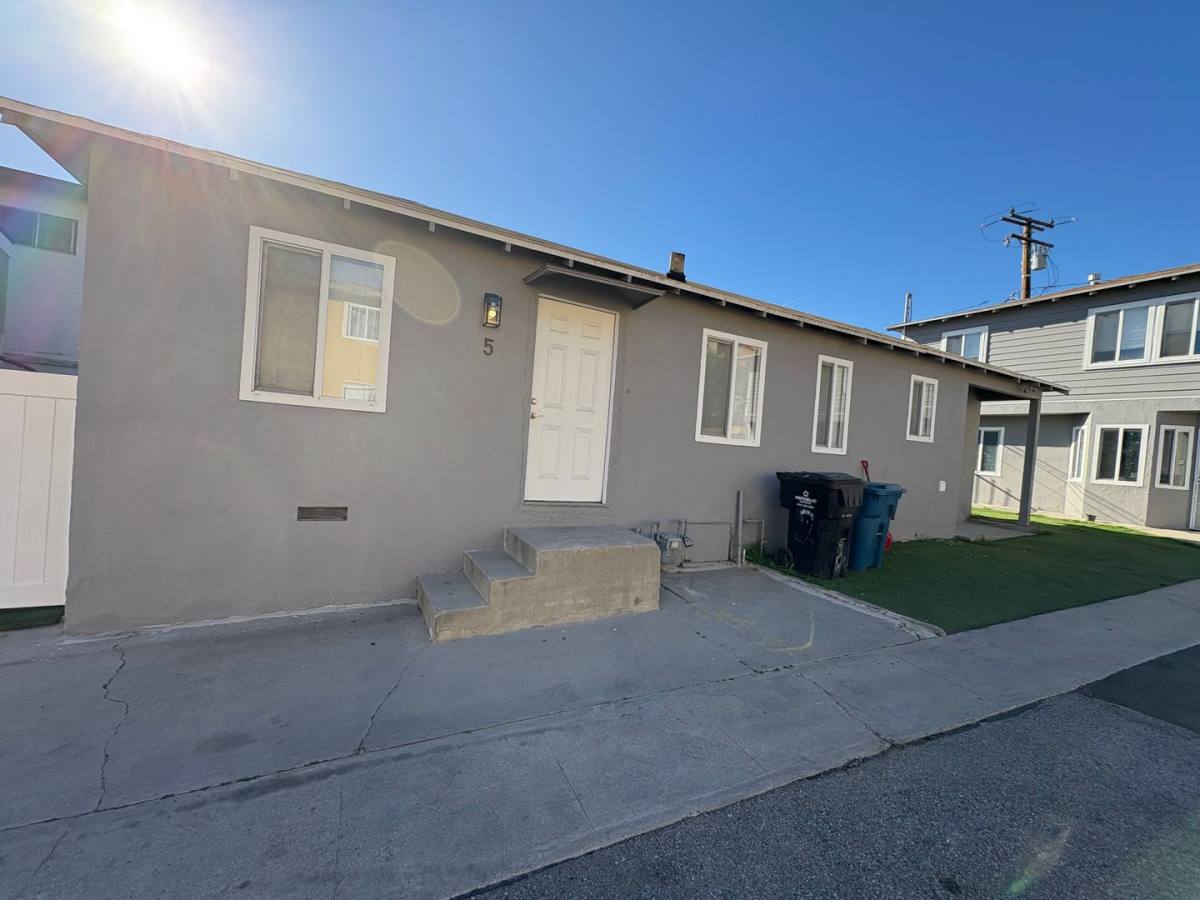 Apartment for rent at 527 W Hyde Park Blvd, Inglewood, CA 90302