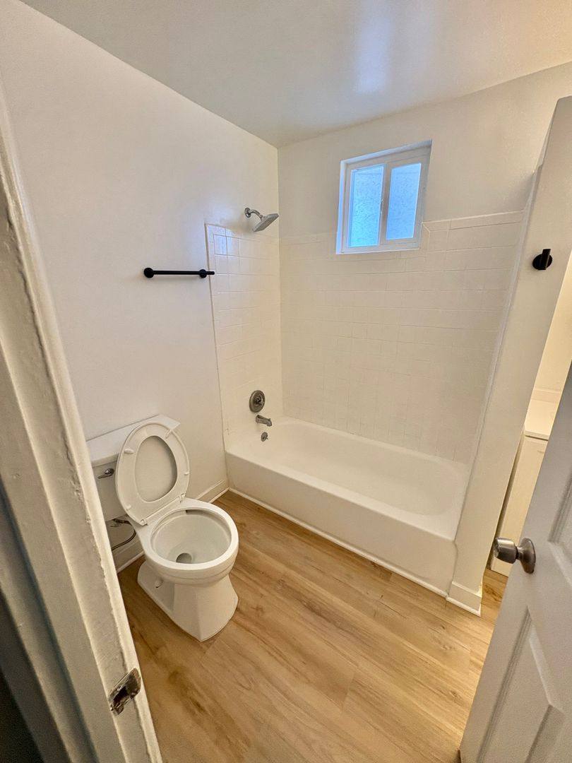 Apartment for rent at 527 W Hyde Park Blvd, Inglewood, CA 90302