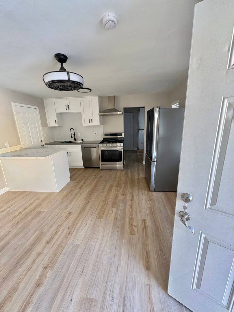 Apartment for rent at 527 W Hyde Park Blvd, Inglewood, CA 90302