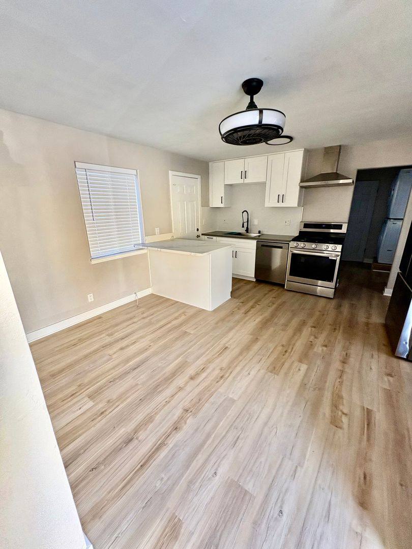Apartment for rent at 527 W Hyde Park Blvd, Inglewood, CA 90302