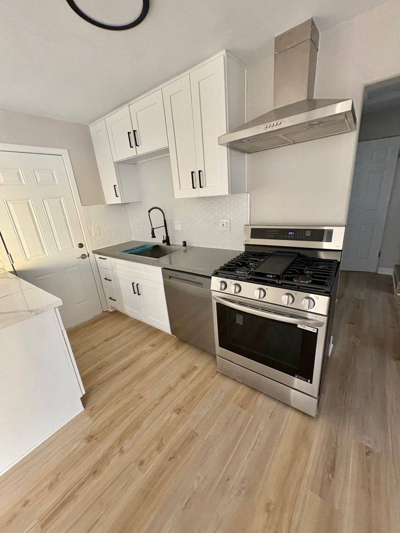 Apartment for rent at 527 W Hyde Park Blvd, Inglewood, CA 90302