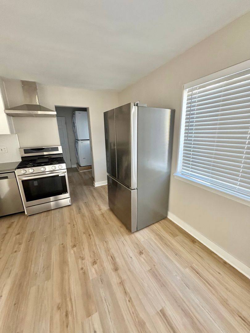 Apartment for rent at 527 W Hyde Park Blvd, Inglewood, CA 90302