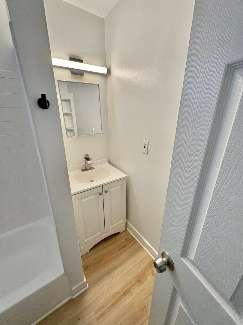 Apartment for rent at 527 W Hyde Park Blvd, Inglewood, CA 90302
