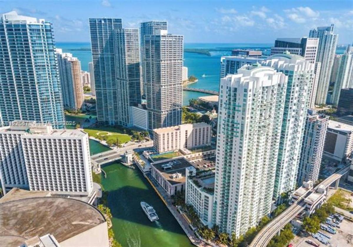 Apartment for rent at 31 SE 5th St, Miami, FL 33131