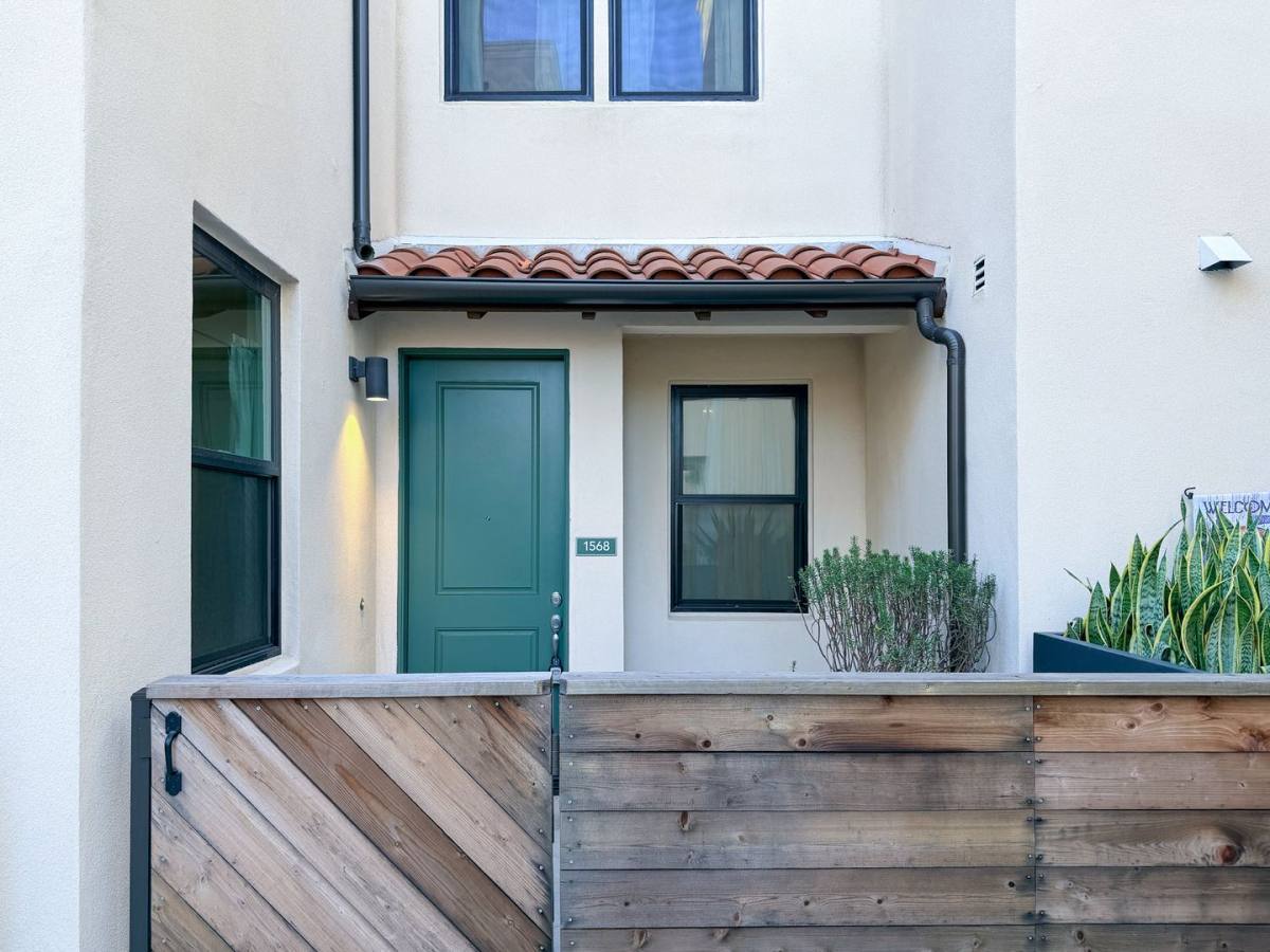 Townhouse for rent at 1568 E Thompson Blvd, Ventura, CA 93001