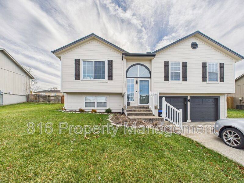 House for rent at 1305 Aspen Dr, Greenwood, MO 64034