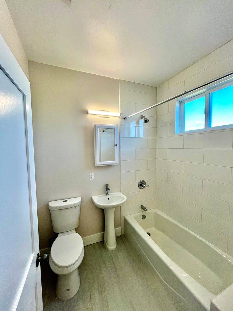Apartment for rent at 1561 Innes Ave, San Francisco, CA 94124
