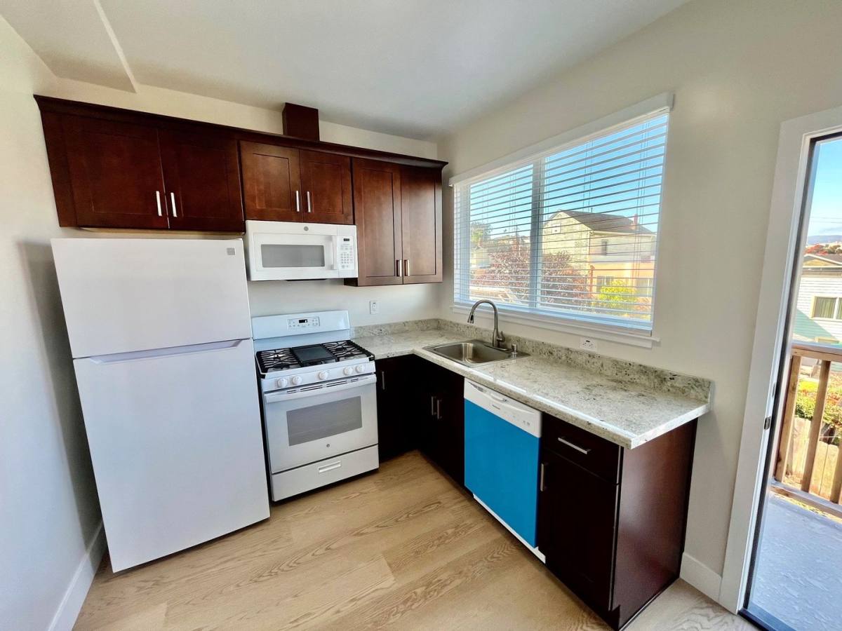 Apartment for rent at 1561 Innes Ave, San Francisco, CA 94124