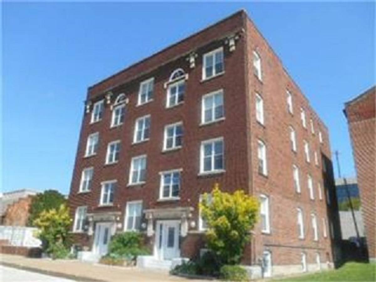 Apartment for rent at 108 W 5th St, Davenport, IA 52801