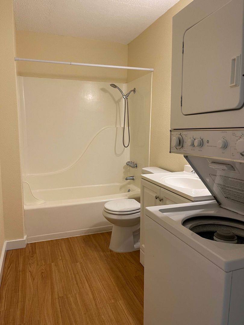 Apartment for rent at 634 Alameda, Astoria, OR 97103